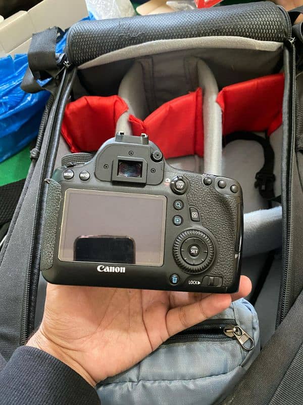 urgent sale 6D with strap+3batteies+charger+battery grip  50mm 1.8 stm 0