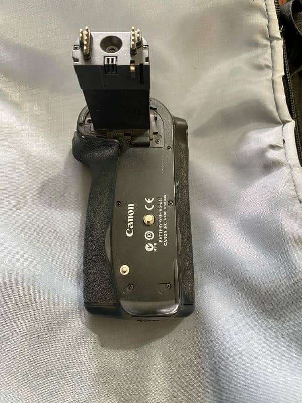 urgent sale 6D with strap+3batteies+charger+battery grip  50mm 1.8 stm 16