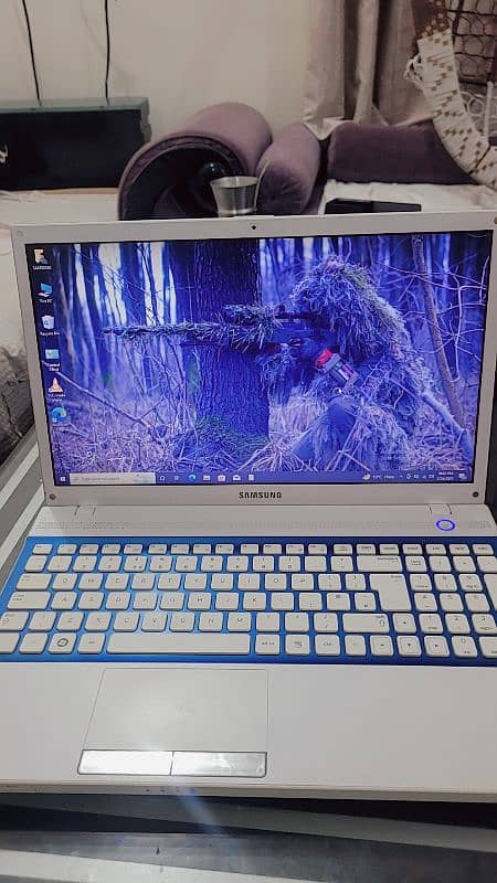 Samsung laptop 10/10 lush condition 4