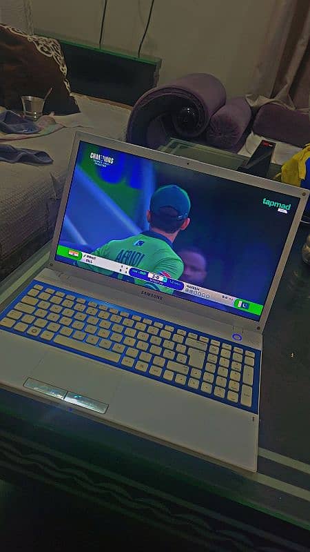 Samsung laptop 10/10 lush condition 17