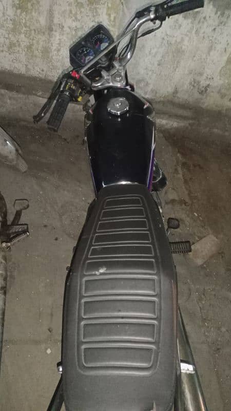 i am selling honda 125 good condition 8