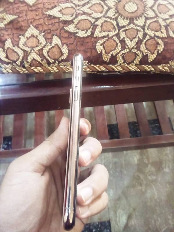 Iphone Xs 10 by 10 condition Golden Color 4