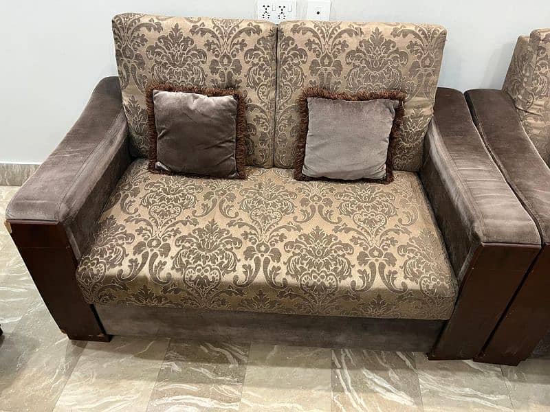 Sofa set and chairs 3