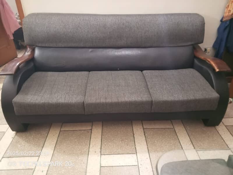 Black sofa set ,molty foam, 3 years used 4