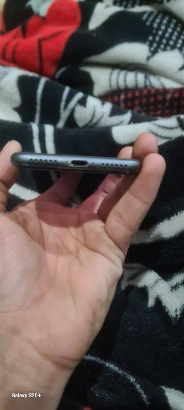 iphone 8 all ok 10 by 10 bass halka sa glass brake hai bilkul minor sa 2