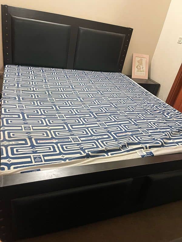 bed set, dressing table , Mattress 6