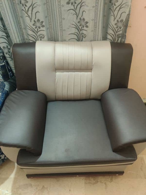 Premium Sofa Set – Like New Condition – 3+2+1 Seater. 5