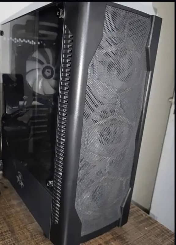 Custom build PC in Mint condition 1