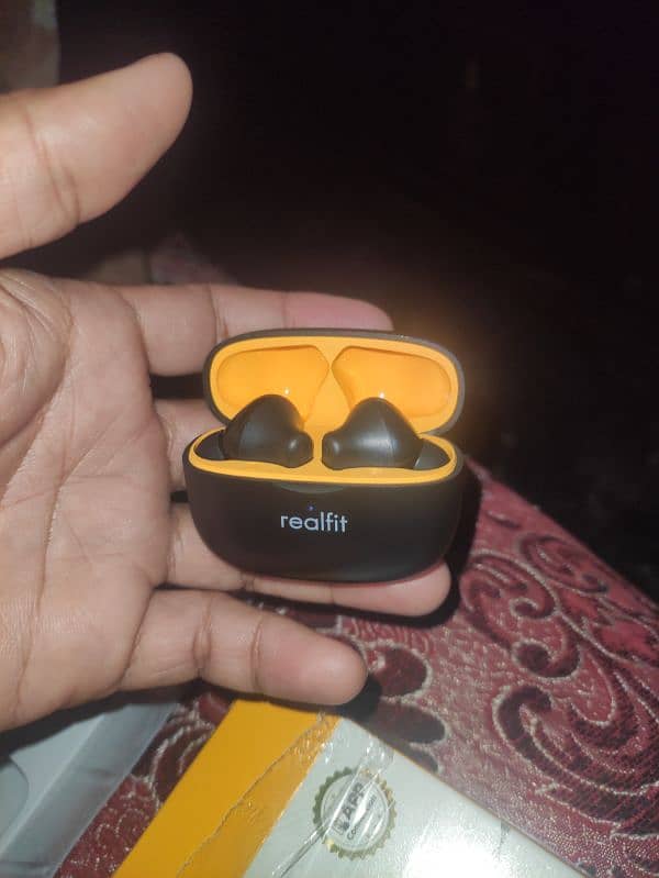 Realfit F3 Earbuds 1