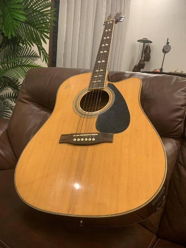 YAMAHA semi acustic guitar 1