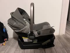 Nuna Baby Car Seat/ Carrycot with Base and brand new carry bag