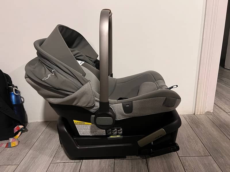 Nuna Baby Car Seat/ Carrycot with Base and brand new carry bag 0