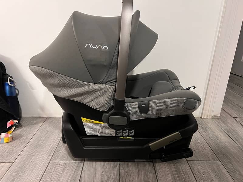 Nuna Baby Car Seat/ Carrycot with Base and brand new carry bag 1