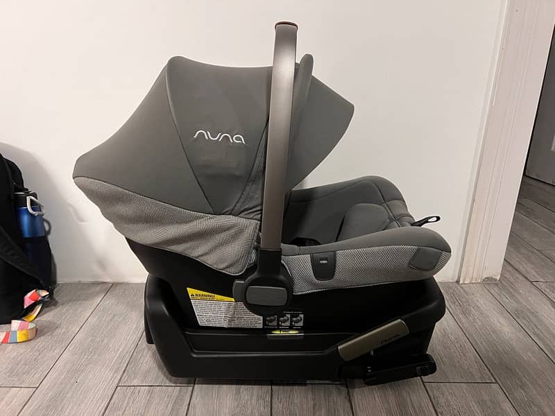 Nuna Baby Car Seat/ Carrycot with Base and brand new carry bag 2