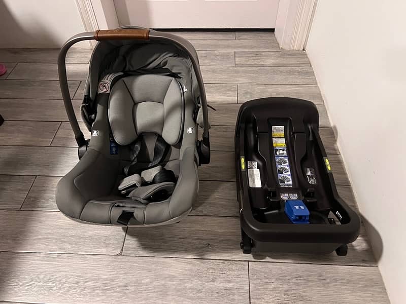 Nuna Baby Car Seat/ Carrycot with Base and brand new carry bag 3