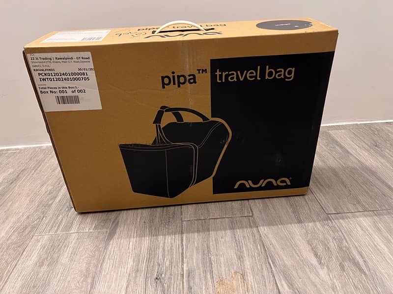 Nuna Baby Car Seat/ Carrycot with Base and brand new carry bag 7