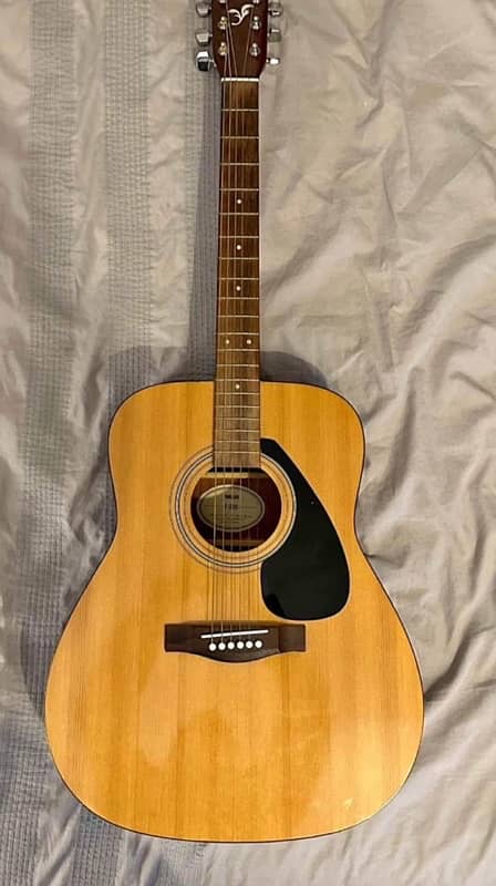 yamaha f310 guitar 10/10 only box open came from Canada only guitar 1