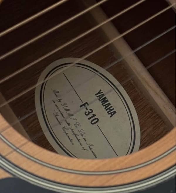 yamaha f310 guitar 10/10 only box open came from Canada only guitar 2