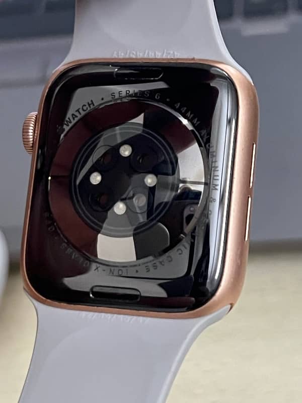 Apple Watch Series 6 44MM Gold 3