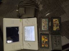 nintendo ds lite with 4 carts or charger ha uper screen kharab ha sirf