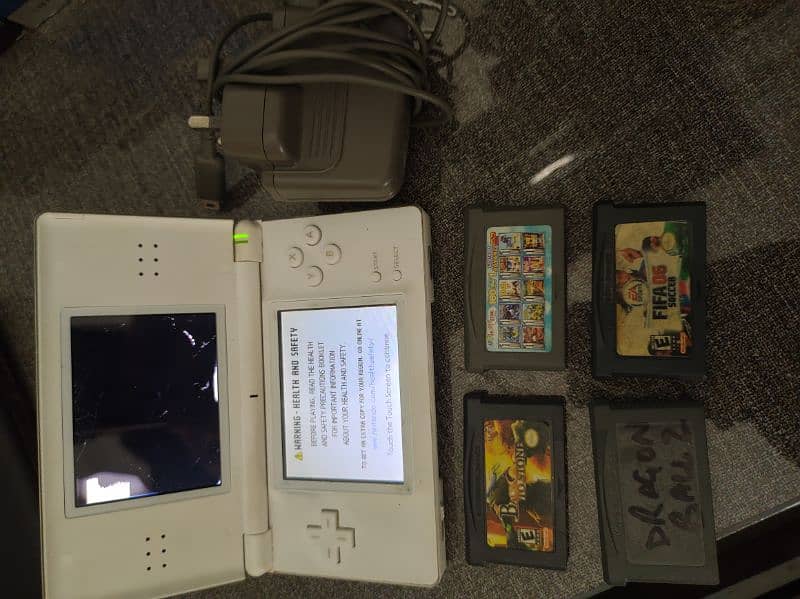 nintendo ds lite with 4 carts or charger ha uper screen kharab ha sirf 0