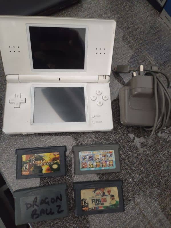 nintendo ds lite with 4 carts or charger ha uper screen kharab ha sirf 1