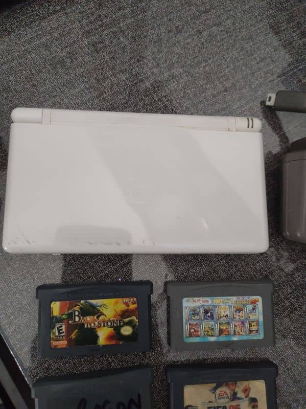 nintendo ds lite with 4 carts or charger ha uper screen kharab ha sirf 3