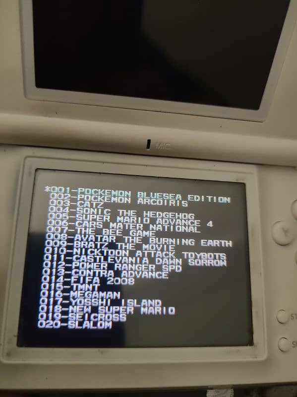 nintendo ds lite with 4 carts or charger ha uper screen kharab ha sirf 6