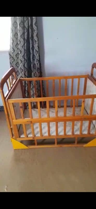 wooden baby cot 0