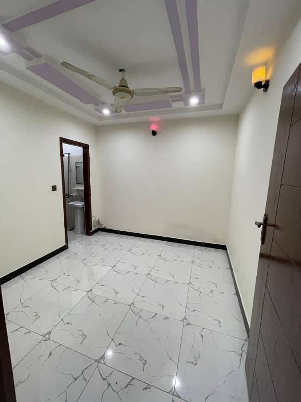 Brand new Faimly flat for rent Ground floor totally separate yousaf coluny 4