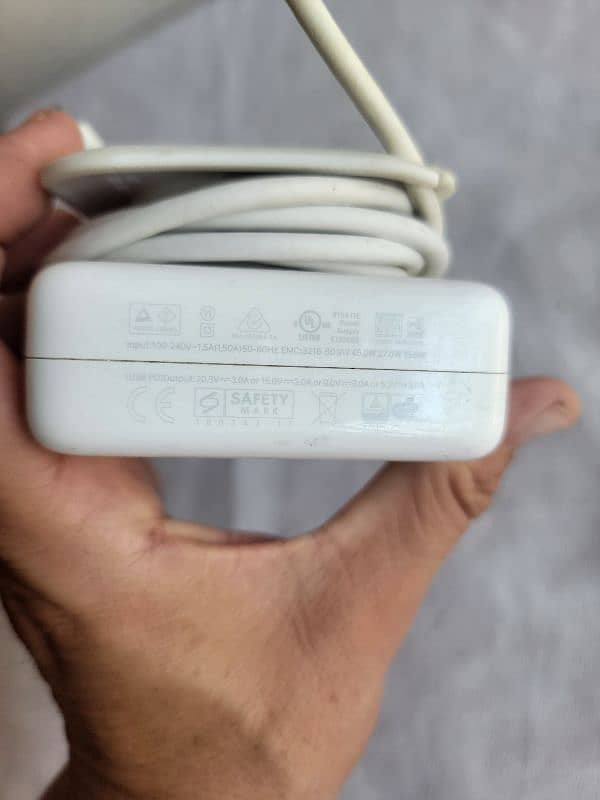 Apple 61W USB C Power Adapter 1