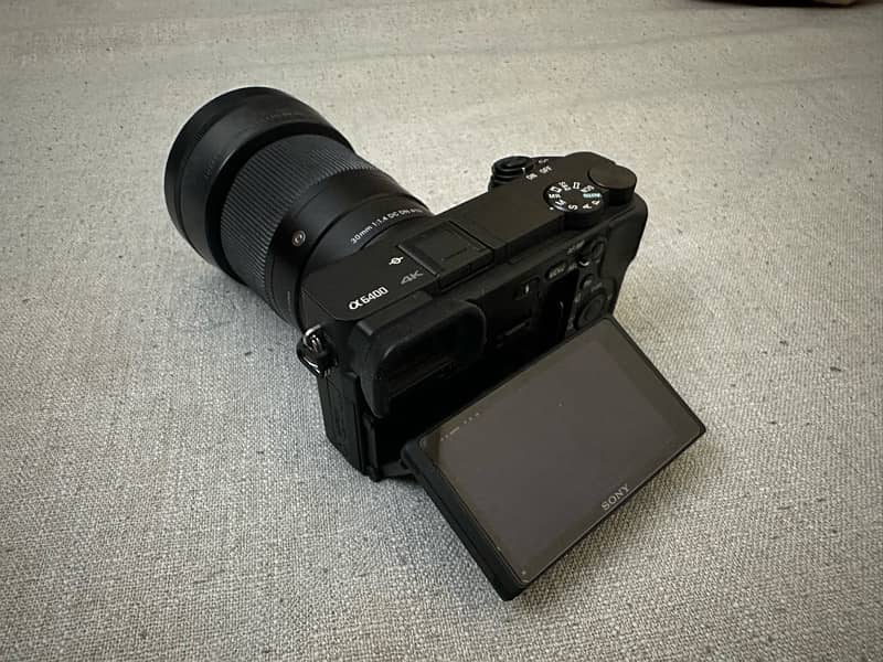 Sony a6400 with kit lens and Sigma 30mm complete accessories 0