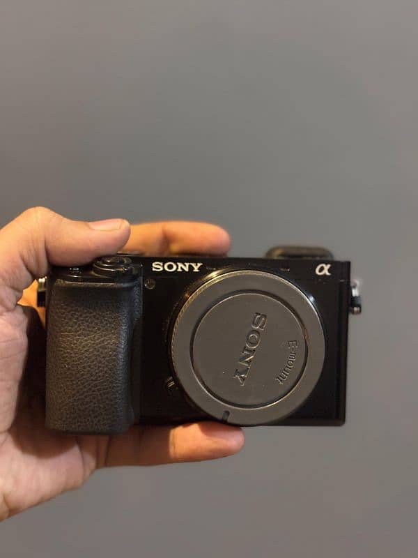 Sony a6100 with kit lens 16-50mm, 2 betters and charger 1