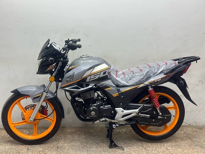 honda cb150f 2022 model ( 8000 km used only ) 1