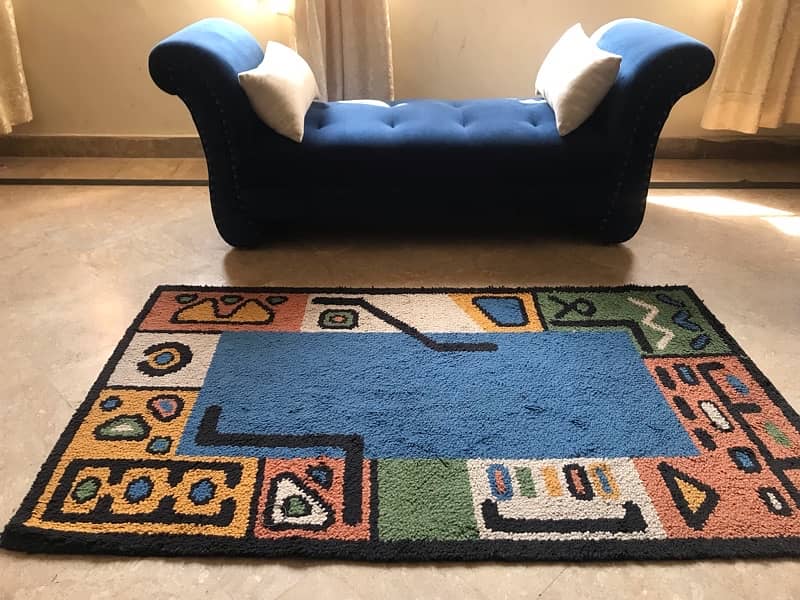 URGENT: Beautiful blue velvet settee (dewan) 2 seater with rug 0