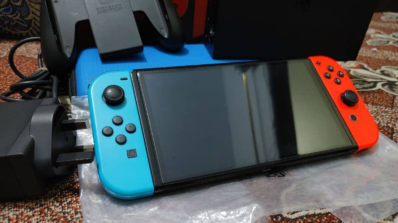 Nintendo switch oled jailbreak 128gb with boxe complte 4