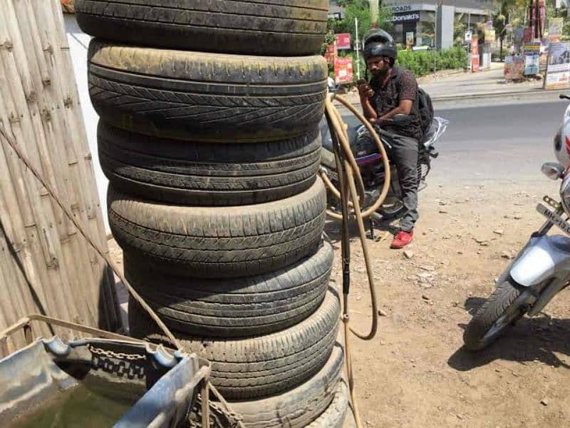 ضرورت برائے ٹائرز کاریگر  کھانے پینے اور رہائش کی سہولت موجود ہے ۔ 0