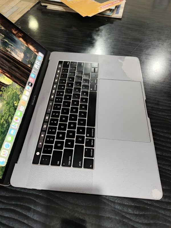 Macbook pro 2018 15 inch TouchBar 0