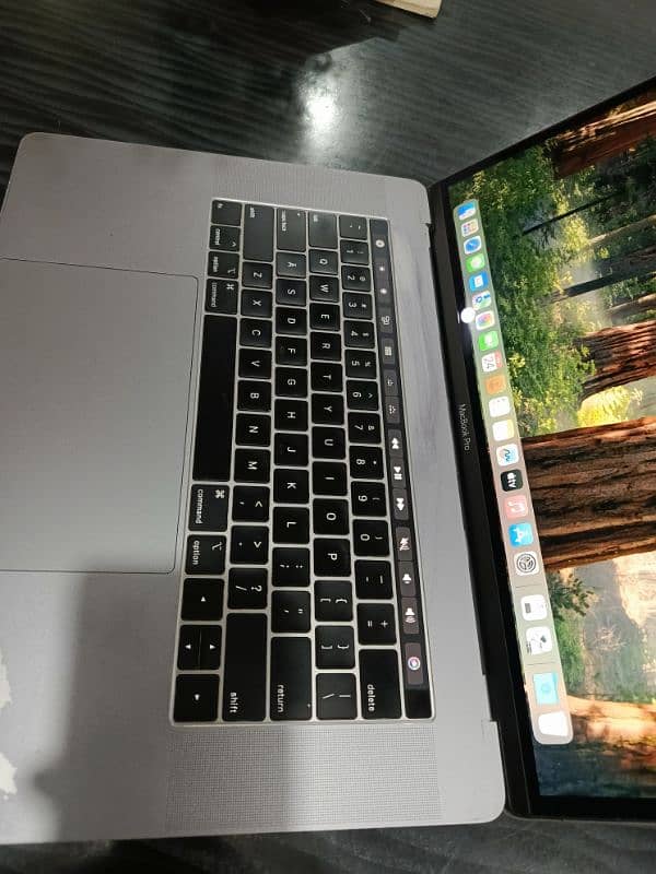 Macbook pro 2018 15 inch TouchBar 12