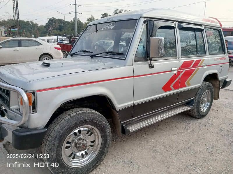 Mitsubishi Pajero jeep in genuine condition 3