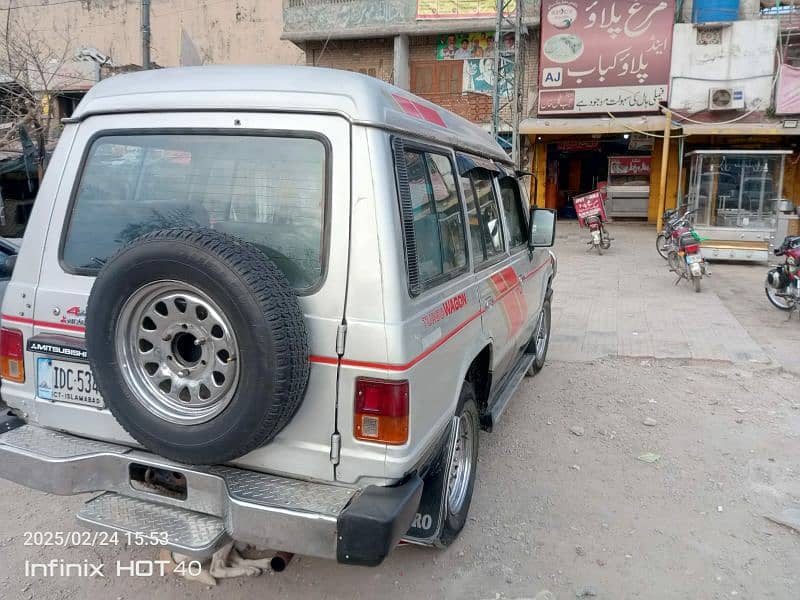 Mitsubishi Pajero jeep in genuine condition 4