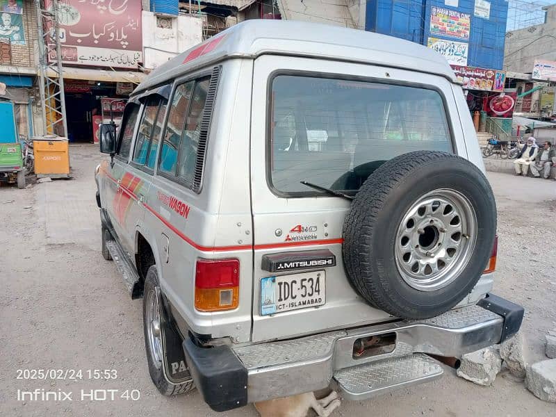 Mitsubishi Pajero jeep in genuine condition 7