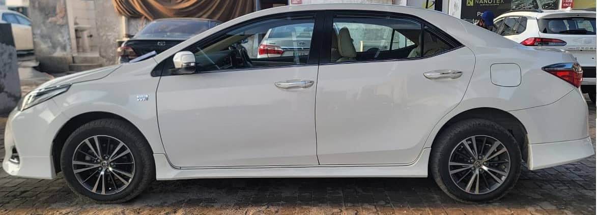 Toyota Corolla 1.8 Altis Grande (Beige Interior) 5