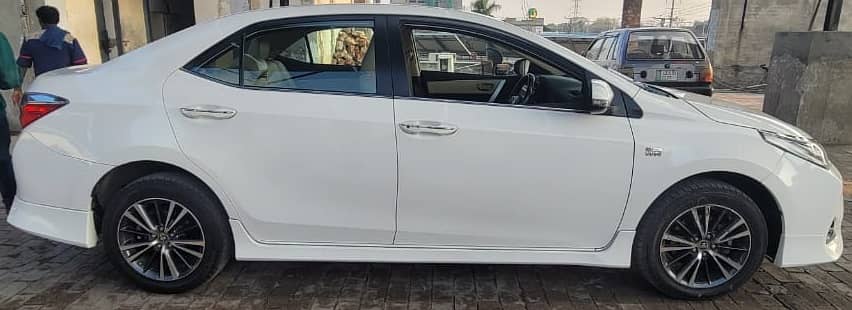 Toyota Corolla 1.8 Altis Grande (Beige Interior) 6