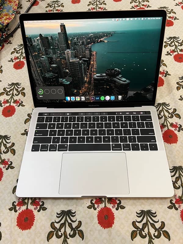 Macbook Pro 2019 with touch bar 7