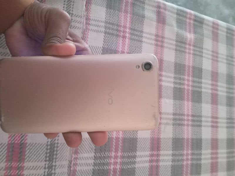 vivo y91 2gb 32gb,. . condition 8/10 . baqi ap pics delh sakty ho 2