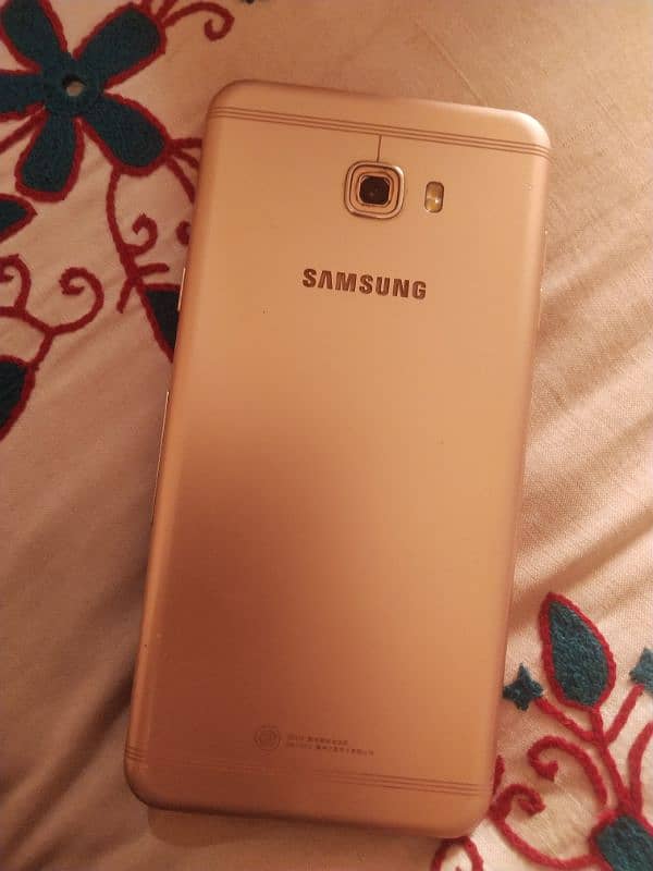 Samsung Galaxy C7 Pro 1