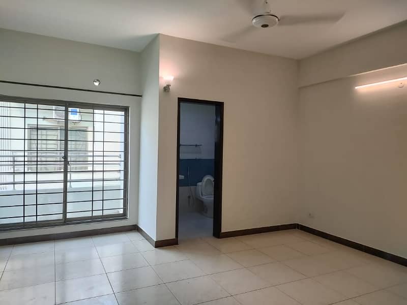 Beautiful View 10 MARLA 3 BED FLAT ON 5th Floor Is Available For Sale In ASKARI-11 LAHORE 6