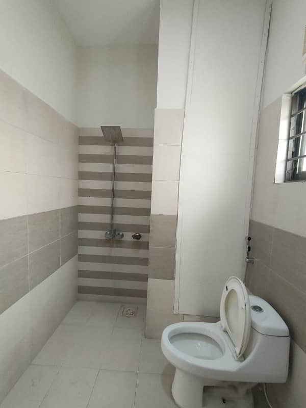 Beautiful View 10 MARLA 3 BED FLAT ON 5th Floor Is Available For Sale In ASKARI-11 LAHORE 9