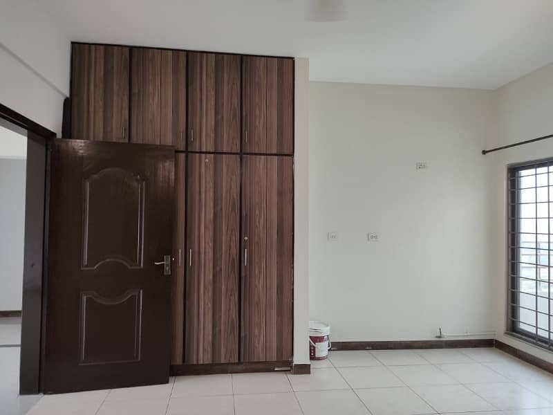 Beautiful View 10 MARLA 3 BED FLAT ON 5th Floor Is Available For Sale In ASKARI-11 LAHORE 11